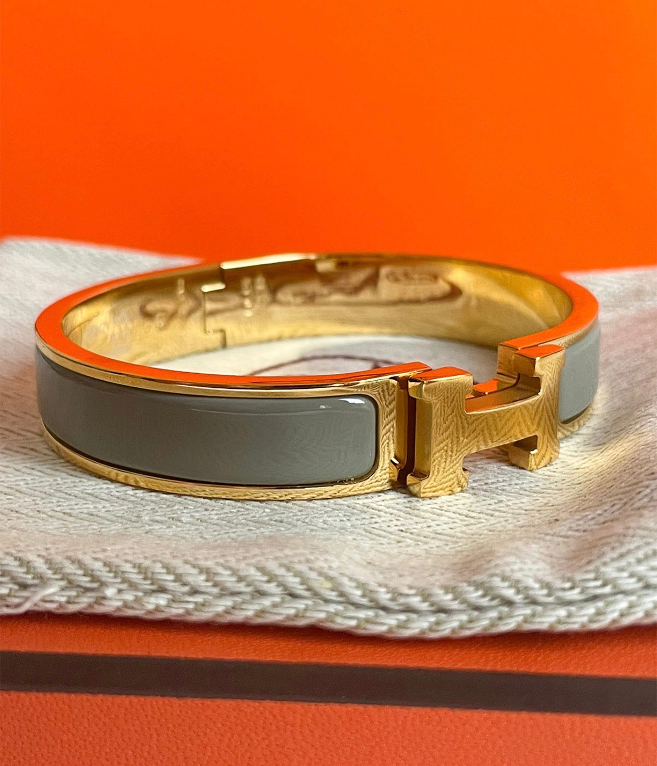 HERMES BRACELET GOLD WITH OLIVE
